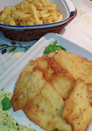 Una foto de Pechugas de pollo al parmesano con salsa de mostaza y albahaca