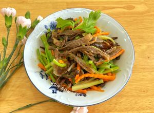 Hình của món Nấm Lộc Nhung Xào Cần Tây Chay.