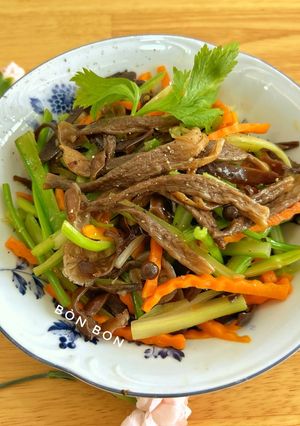 Hình của món Nấm Lộc Nhung Xào Cần Tây Chay.