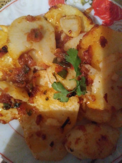صورة لوصفة بطاطا بصوص الطماطم المتبلة