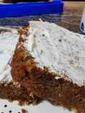 Queso untado sobre bizcocho integral de zanahoria y nueces!!!