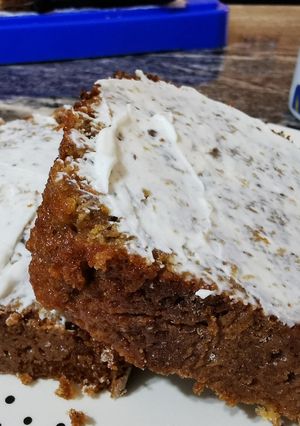 Una foto de Queso untado sobre bizcocho integral de zanahoria y nueces!!!