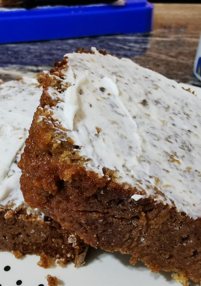 Una foto de Queso untado sobre bizcocho integral de zanahoria y nueces!!!