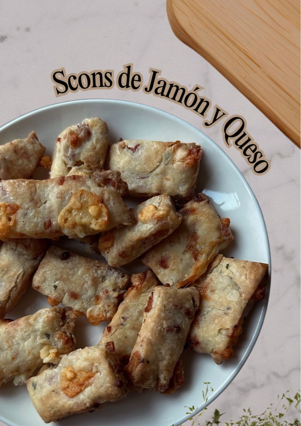 Una foto de Scons de queso y jamón
