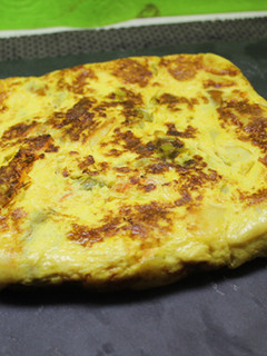 Una foto de Tortilla cuadrada de patatas y pimientos italianos