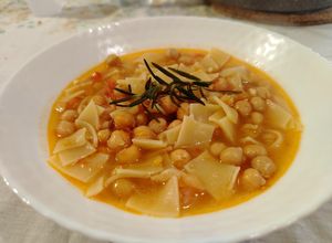 Foto di Pappardelle spezzettate con Ceci e Pomodoro Fresco a Modo Mio