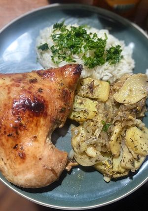 Una foto de Pollo a la mostaza con papas al horno y arroz blanco 🍗🥔🍚
