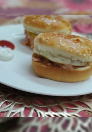 आलू टिक्की बर्गर(aloo tikki burger recipe in hindi) रेसिपी मुख्य फोटो