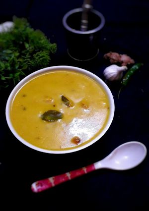 झटपट बेसन की कढ़ी रेसिपी मुख्य फोटो