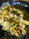 Farfalles aux courgettes, fromage de chèvre frais et pignons grillés