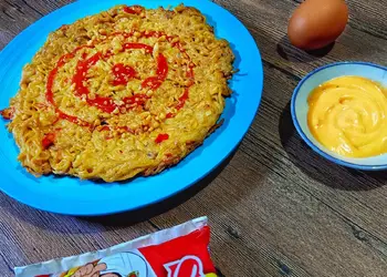 Masakan Unik Omlet Mie Telur Gurih Mantul