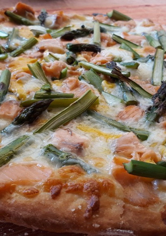 Una foto de Pizza de salmón con espárragos verdes