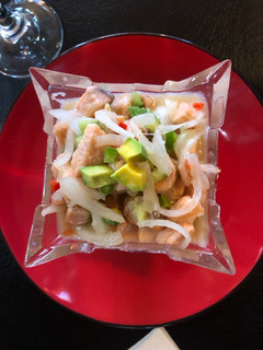 Una foto de Ceviche de salmón al estilo cuarentena