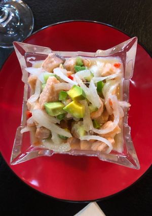 Una foto de Ceviche de salmón al estilo cuarentena
