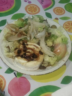 Una foto de Ensalada con rulo de cabra y vinagreta de miel