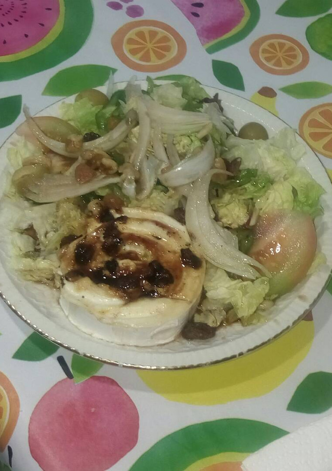 Una foto de Ensalada con rulo de cabra y vinagreta de miel