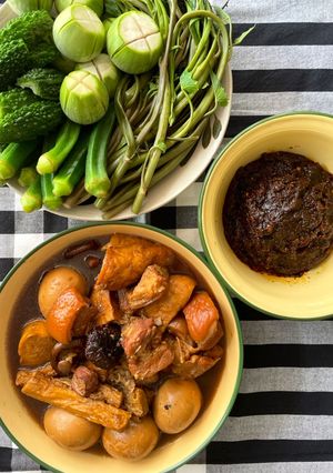 รูปของ ไข่พะโล้สามชั้นเต้าหู้ 🥚🫚คู่น้ำพริกเผาปลาย่าง🌶️🧄