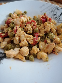 Una foto de Pechuga pollo y guisantes