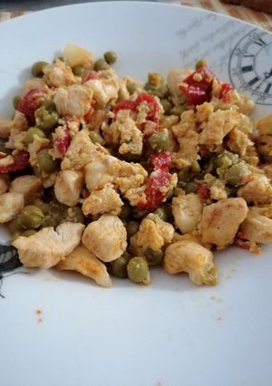 Una foto de Pechuga pollo y guisantes