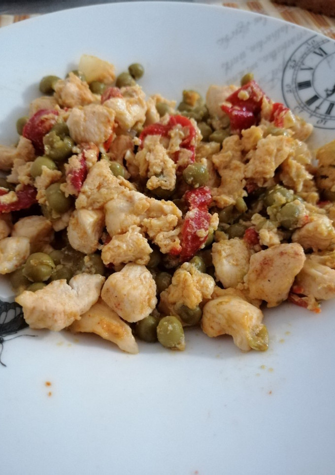 Una foto de Pechuga pollo y guisantes