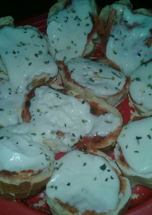 Una foto de Pizzetitas de Pan🍞🍞🍕 Hechas en Microondas.. 😊