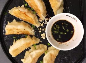 Una foto de Gyozas o empanadillas japonesas