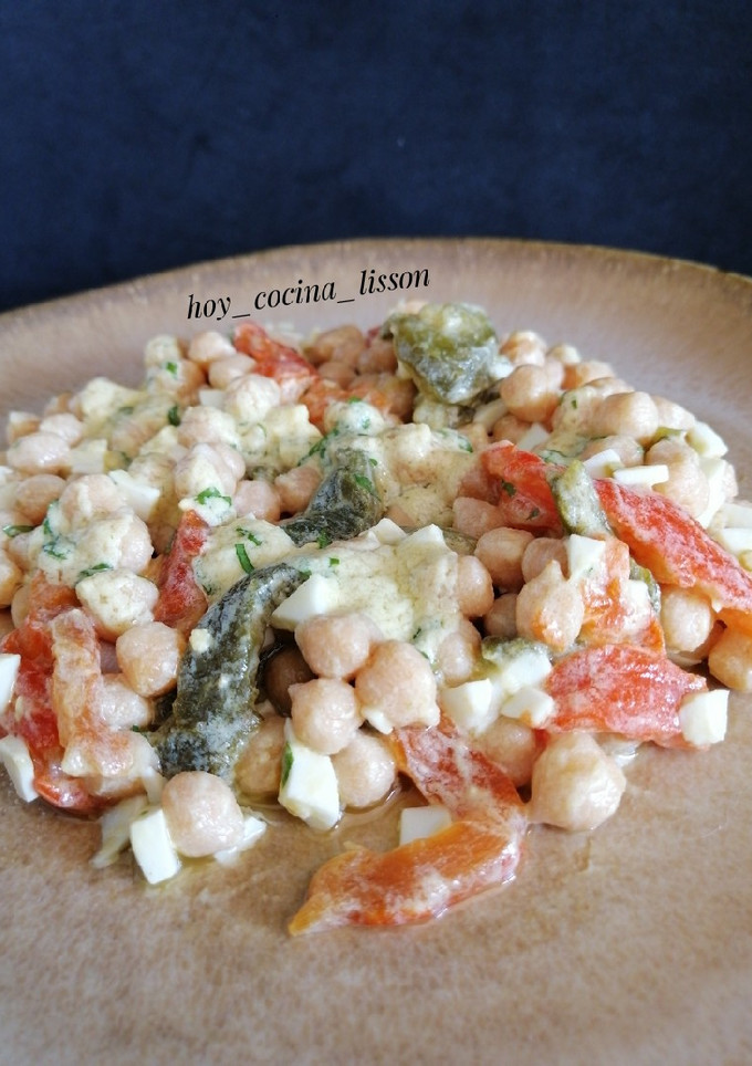 Una foto de Ensalada de garbanzos y pimientos asados