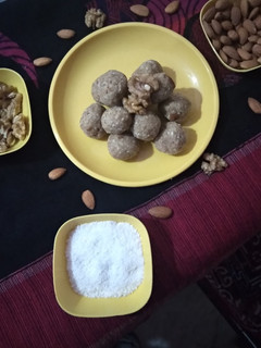 અખરોટના લાડુ (Walnuts Ladu Recipe In Gujarati) રેસીપી મુખ્ય ફોટો