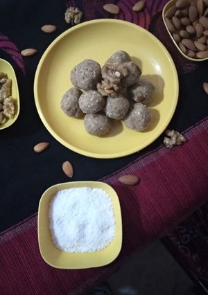 અખરોટના લાડુ (Walnuts Ladu Recipe In Gujarati) રેસીપી મુખ્ય ફોટો