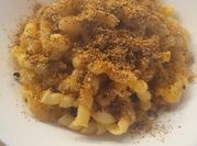 Una foto di pasta acciughe pomodoro