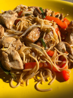 Una foto de Chow Mein (Noodles de pollo)
