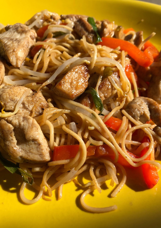 Una foto de Chow Mein (Noodles de pollo)