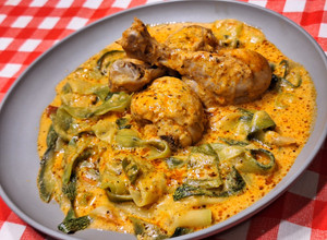 Szaftos csirkecombok cukkinivel. (low carb.) recept fotója