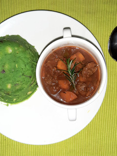 A picture of Mokimo served with beef stew.