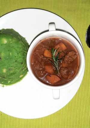A picture of Mokimo served with beef stew.