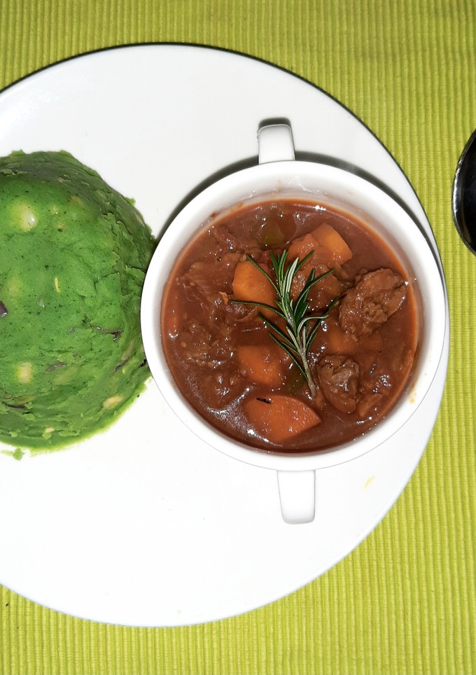 A picture of Mokimo served with beef stew.