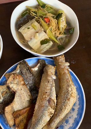 Hình của món Canh chua bắp chuối và khô cá dứa. Khô chiên đơn giản.