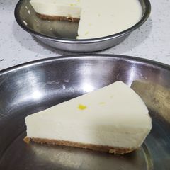 A picture of No-bake lemon cheese tart.