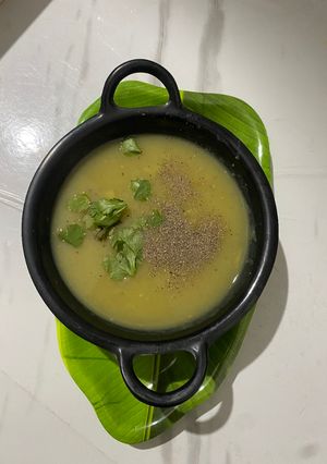 A picture of Potato and spring onion soup.