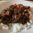 Hígado de vaca encebollado acompañado con arroz blanco