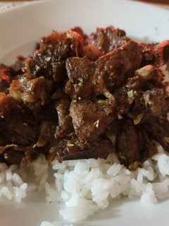 Una foto de Hígado de vaca encebollado acompañado con arroz blanco