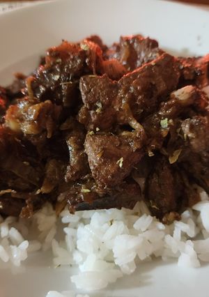Una foto de Hígado de vaca encebollado acompañado con arroz blanco