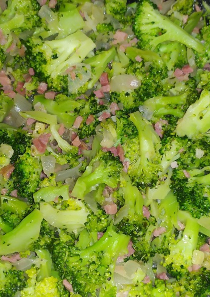 Una foto de Brócoli salteado con jamón