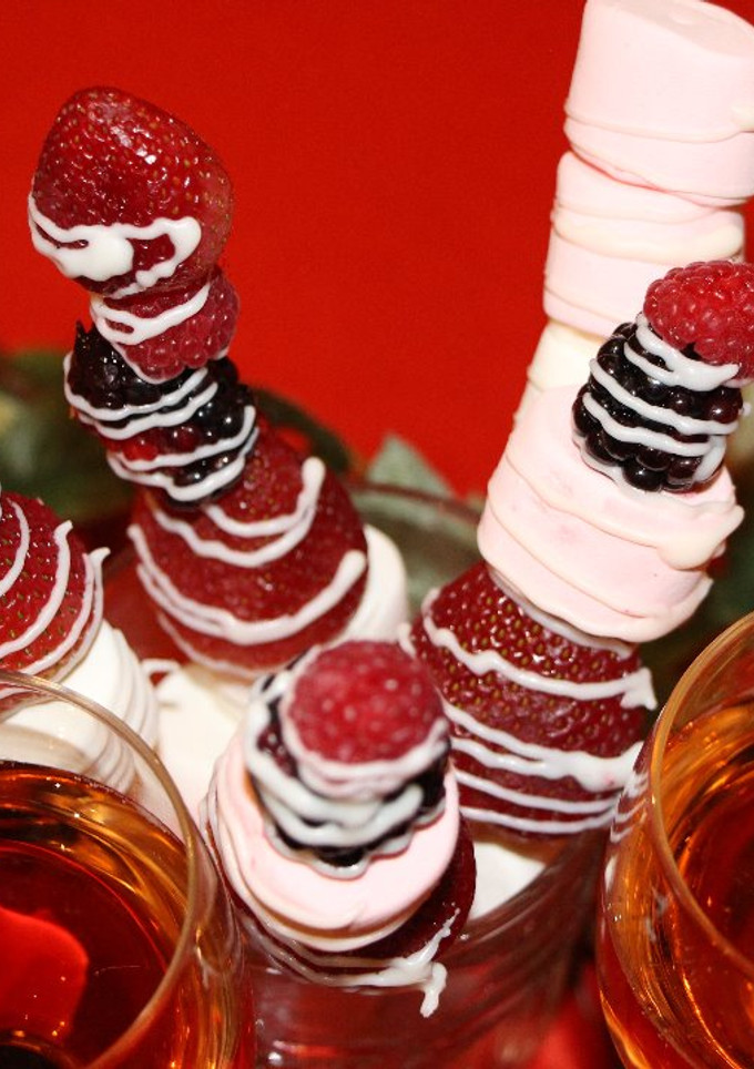 Una foto de Banderillas de frutos rojos con chocolate y bombón