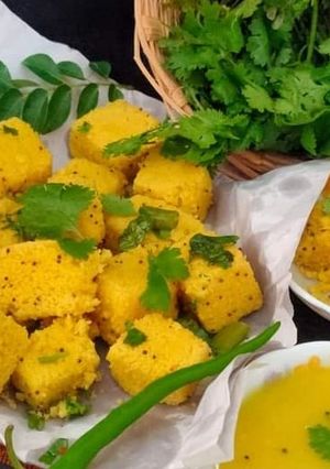 ખમણ ઢોકળાં (Khaman Dhokla Recipe In Gujarati) રેસીપી મુખ્ય ફોટો