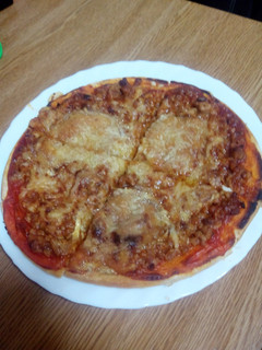 Una foto de Pizza barbacoa con queso de cabra
