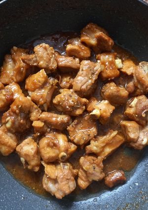 Hình của món Sườn non kho tiêu.