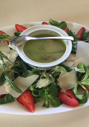 Foto principal de Ensalada de rúcula, canónigos, fresas y parmesano