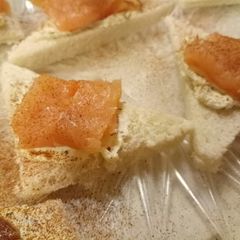 A picture of Tramezzini di salmone e paprika.
