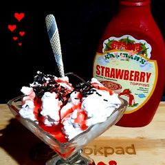 A picture of Coloured vermicelli strawberry custard ice cream.